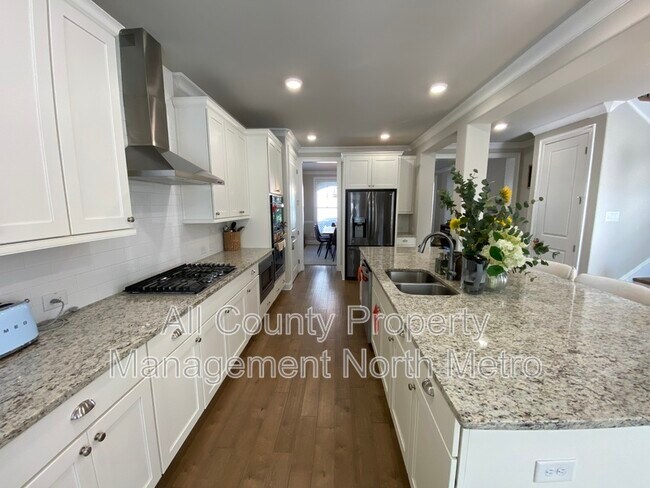 Building Photo - 6562 Creekview Cir