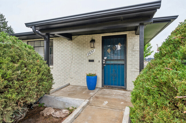 Your private front patio entrance - 3691 Magnolia St