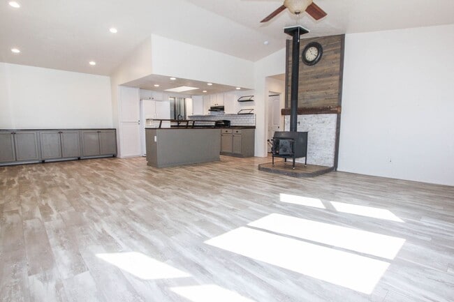 Building Photo - 3 Bedroom 2 bath in Diamond Valley