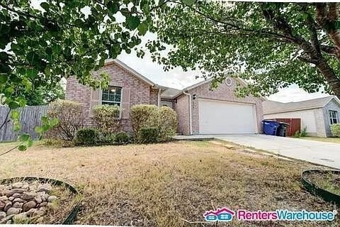 Building Photo - -NEW INCENTIVE- Cute home with lots of space.
