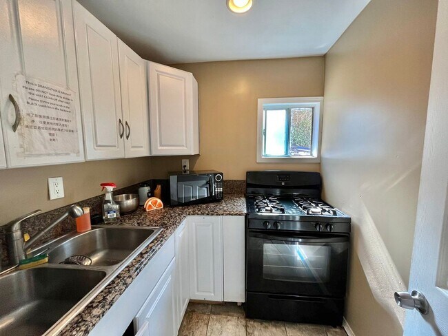 Foto del edificio - Spacious Spanish-Style Room in Prime LA Location – $900/mo