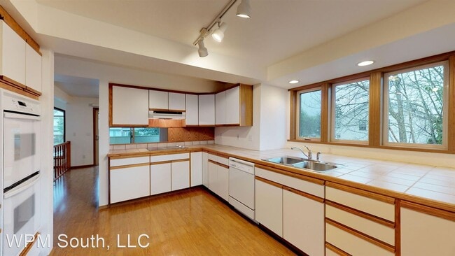 Foto del edificio - 4 br, 2 bath House - 4920 Wa Tau Ga Ave NE