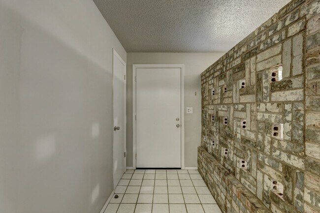 Building Photo - Very Nice 3 Bed 2 Bath in Del City!