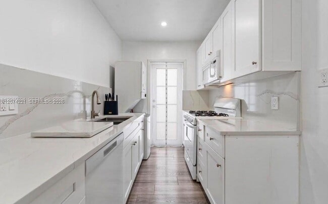 Foto del edificio - 8550 Byron Ave