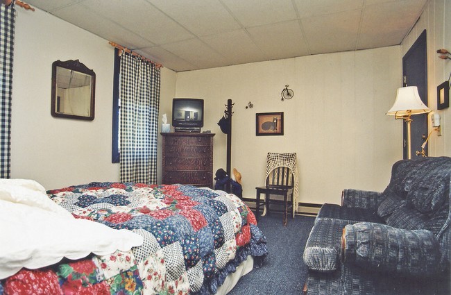 Quaker Room - 1st floor - 3151 E Lincoln Hwy