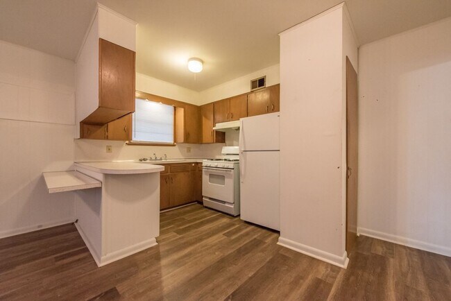 Foto del edificio - 2 Bedroom 1 Bathroom Home With Carport.