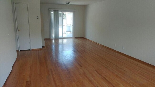 Building Photo - 389 Oak Grove Ave