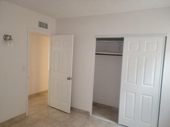 Building Photo - 4440 Buena Loma Way