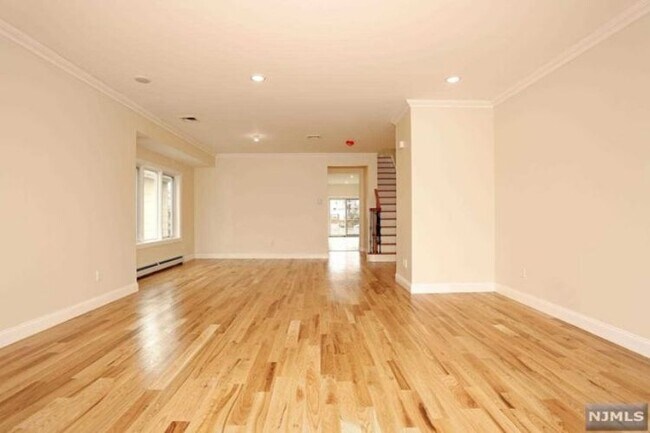 Building Photo - 1613 Maple St