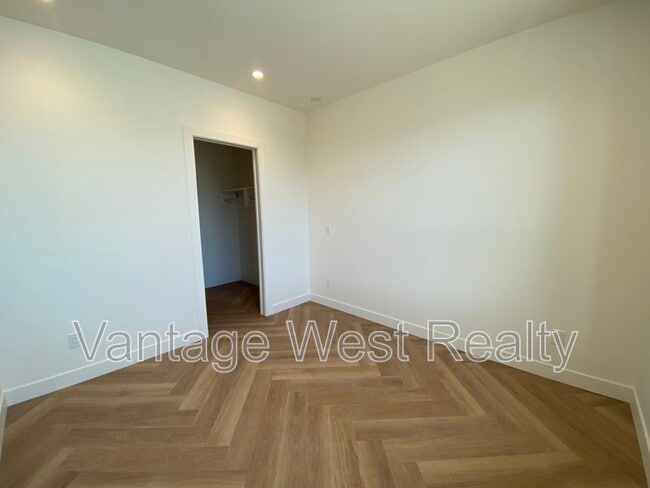 Photo du bâtiment - 3340-3340 Lakeshore Rd