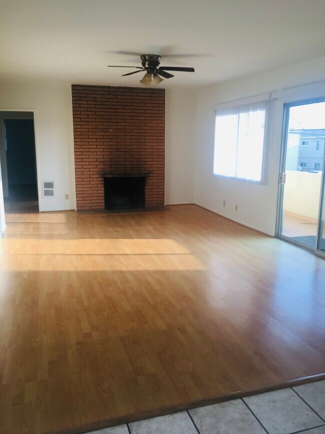 Living room/02 - gas fireplace - 2704 11th St