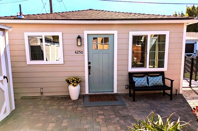 Rental with courtyard to hang out - 4250 E Overlook Dr