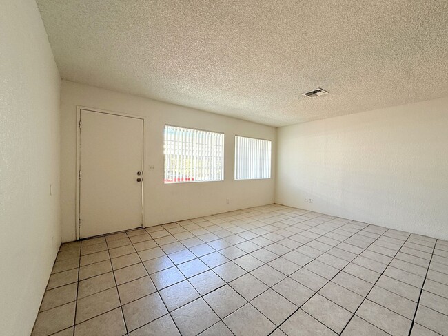 Building Photo - AVAILBLE NOW!! 2 Bed / 1 Bath Apartment in...