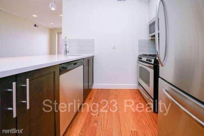 Building Photo - 2740 Hoyt Ave S