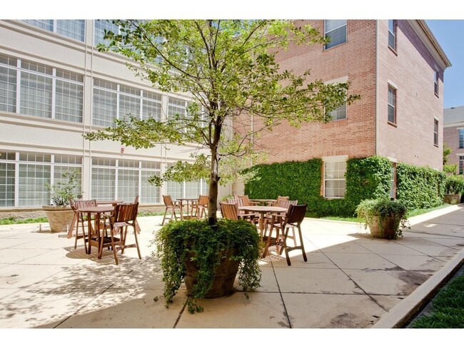Building Photo - 2305 Worthington St