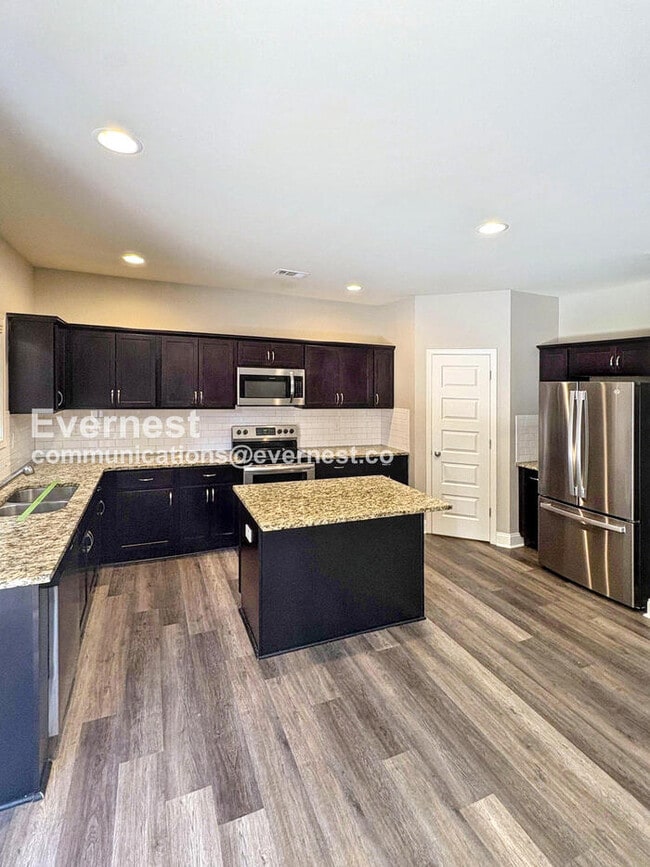 Foto del edificio - 75 Joshua Creek Rd