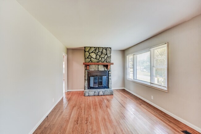 Building Photo - Stunning 3 Bedroom Home