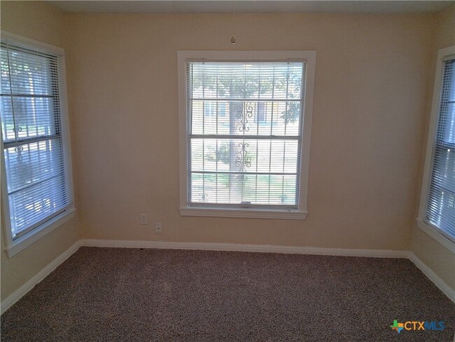 Foto del edificio - 1004 Nolan Ave