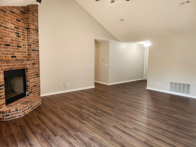 Foto del edificio - 1884 N Albany Ln