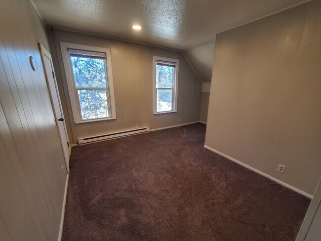 Foto del edificio - 1BR 1BA Upper Level Unit - Tri-plex Proper...