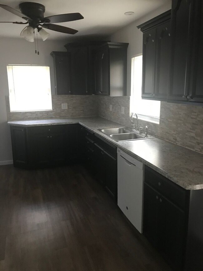 Building Photo - 2 Bedroom, 2 Bath Single Family Home in Cl...