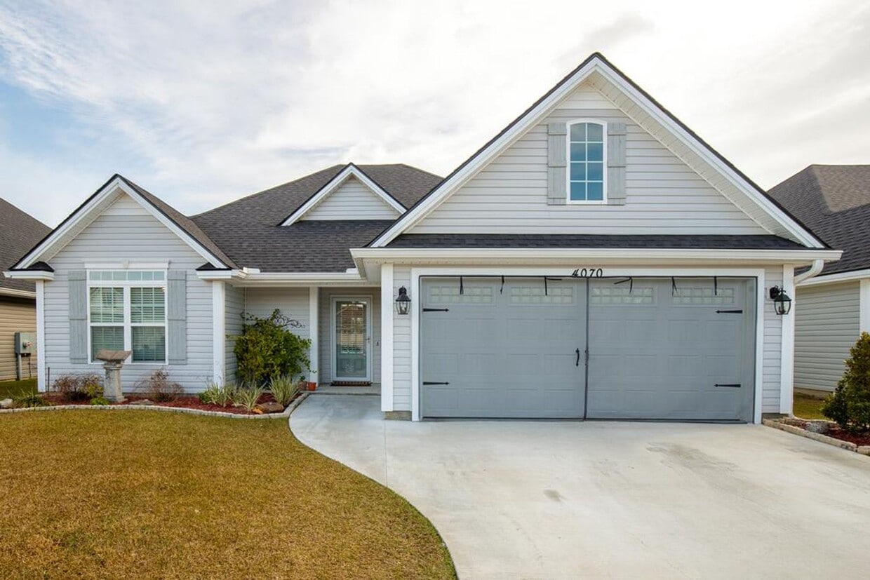 Primary Photo - Beautiful 3-Bedroom Home with Modern Finis...