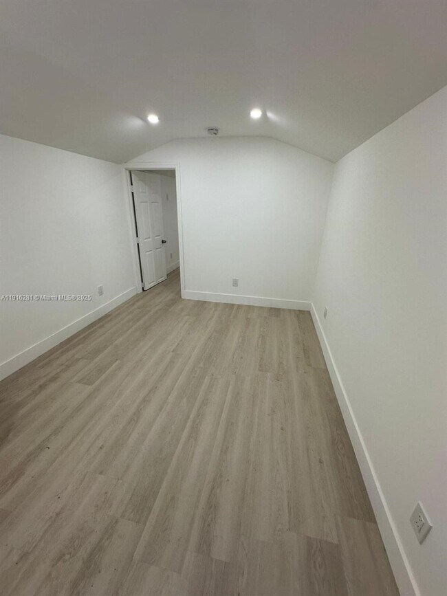 Foto del edificio - 141 NE 14th St