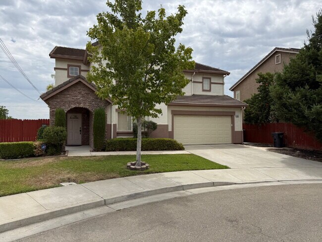 Building Photo - Gorgeous 5 Bedroom, 3 Bathroom Home With a Pool in perfect Tracy Location