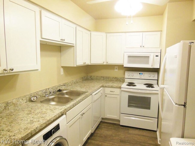 Building Photo - 1834 Colonial Village Way