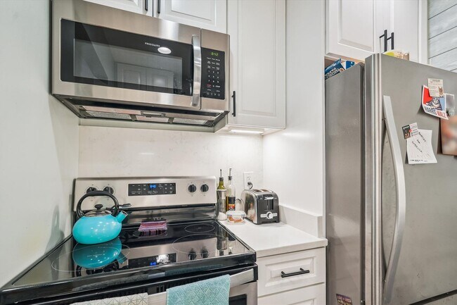 Foto del edificio - Beautiful 1BR/Loft at Rock Creek Garden Co...