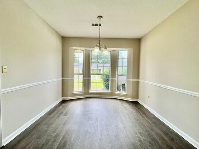Building Photo - Pebblecreek Dr #6 &amp; 8