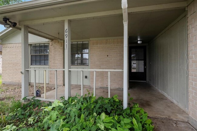 Building Photo - 6911 Prairie Village Dr