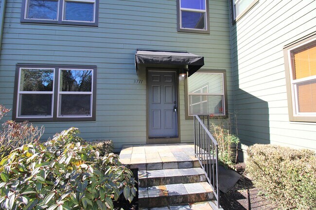 Foto del edificio - 2 Bedroom Townhome-Style Creston-Kenilwort...