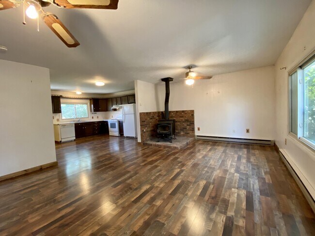 Building Photo - 806 Southfork Rd