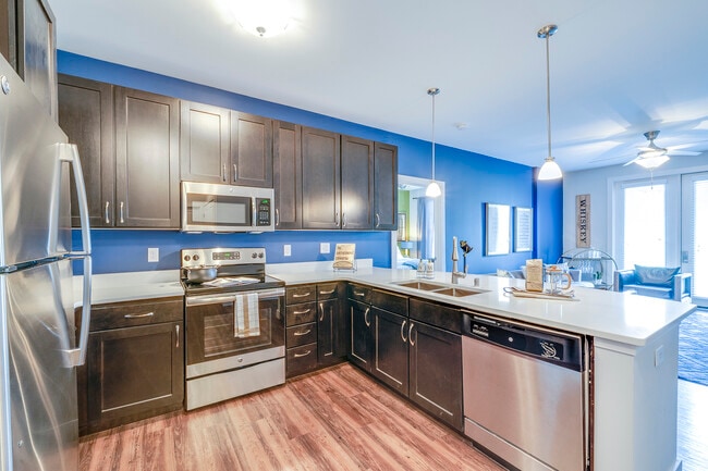 Building Photo - Waterstone at Hamburg Apartments