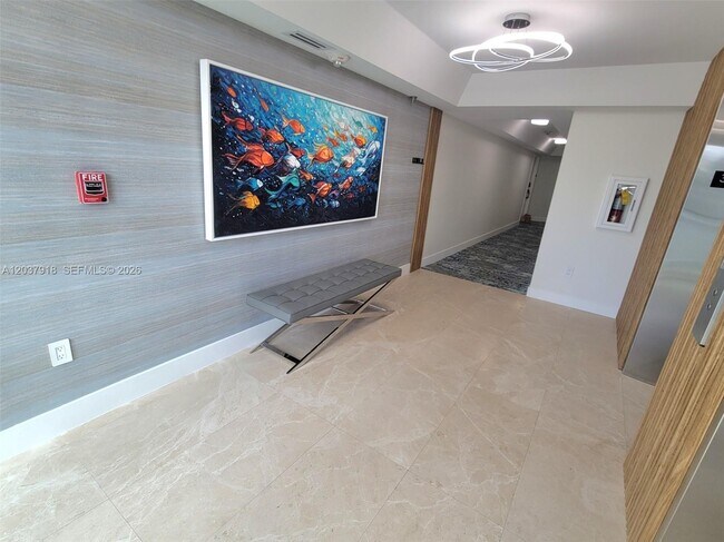 Foto del edificio - 5880 Collins Ave