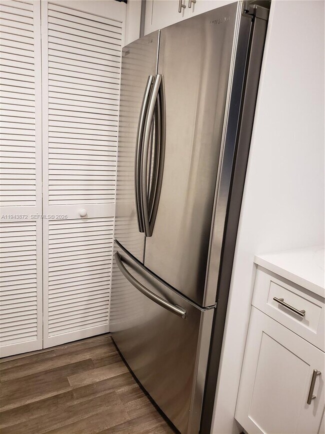 Building Photo - 200 Lakeview Dr