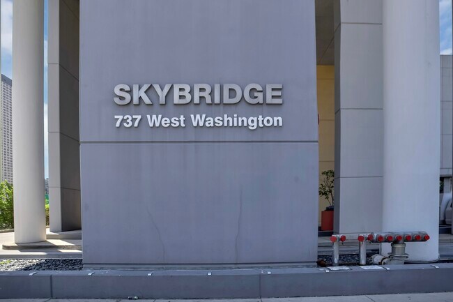 Foto del edificio - 737 W Washington Blvd