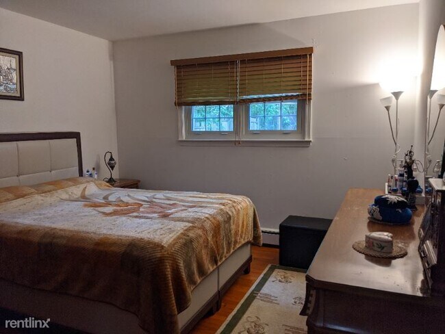 Building Photo - 3 br, 1 bath House - 15 Superior St