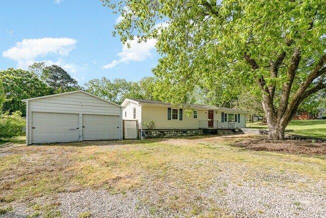 Building Photo - Charming 3BD, 2BA Raleigh Home on a Large ...