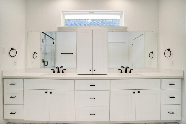 Foto del edificio - 1220 Mcneil St