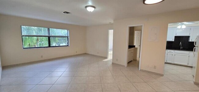 Foto del edificio - 105 S Riverside Dr