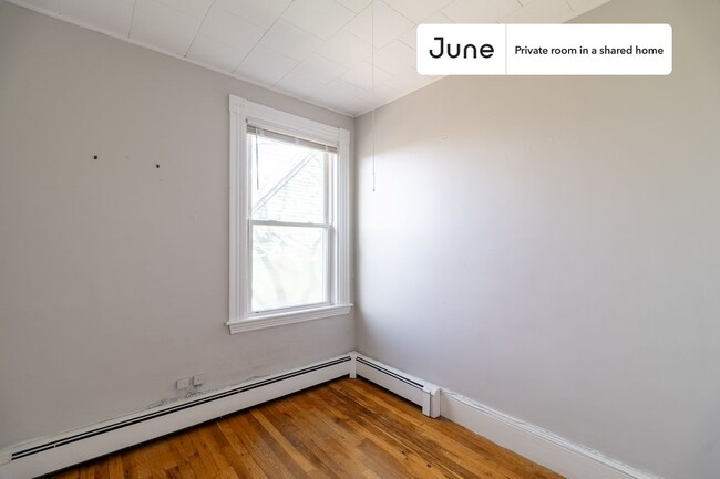 Foto del edificio - Private bedroom in 4 bed/1 bath Home