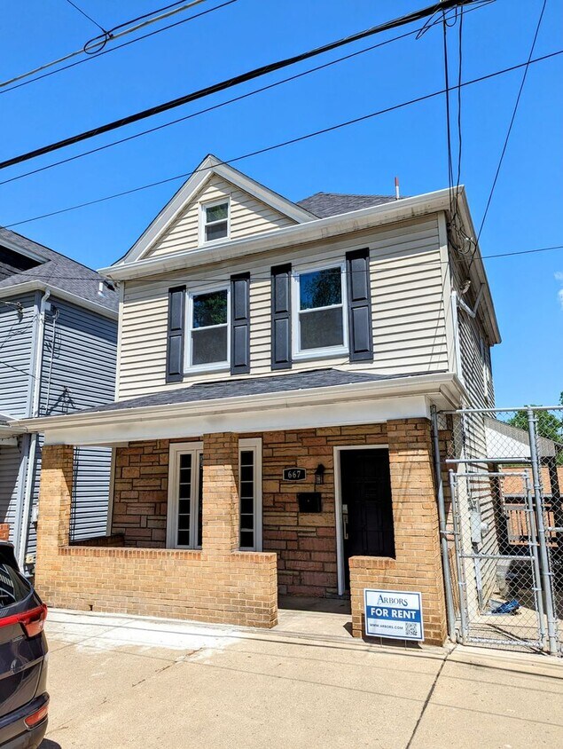 Primary Photo - Beautifully Updated 3 Bedroom 1.5 Bathroom...