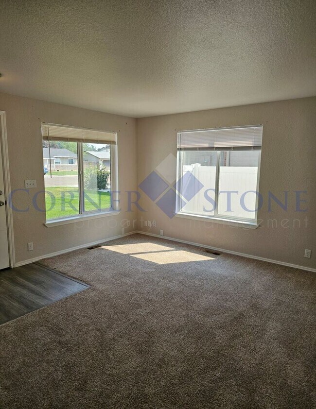 Building Photo - Move In Today! Wonderful Duplex in Nampa!