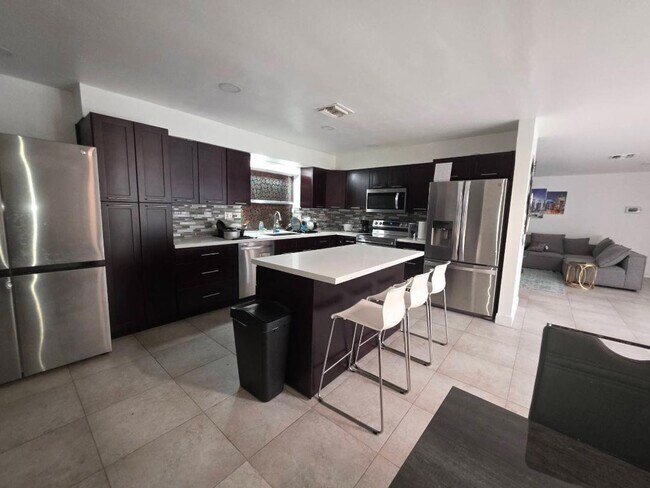 Foto del edificio - 690 NW 68th Ave