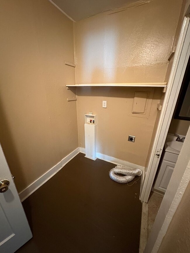 Building Photo - East 14th Triplex