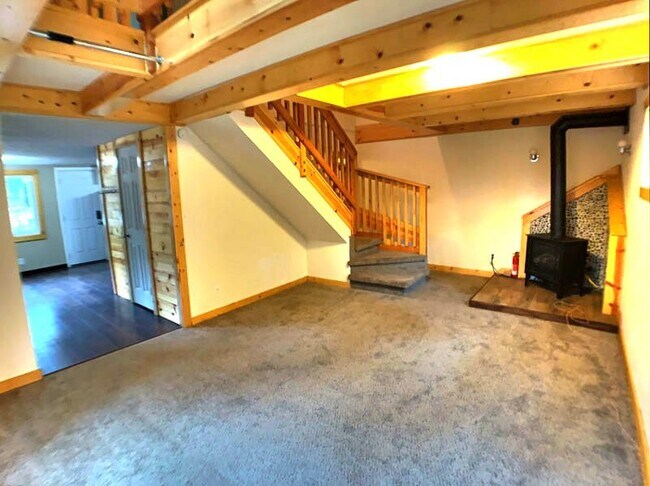 Foto del edificio - Adorable log cabin style home for rent near Hwy-50 and Safeway!