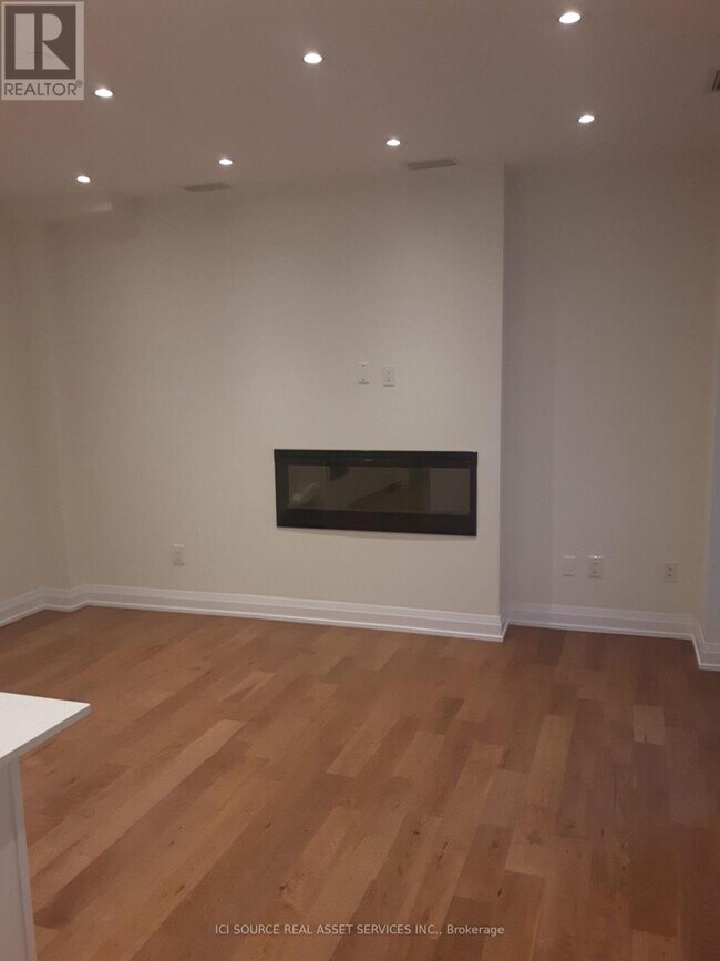 Photo du bâtiment - 200 Woodbine Ave