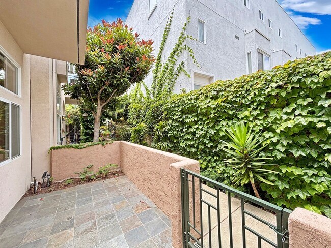 Foto del edificio - Charming 2BD/2.5BA Townhouse in Bankers Hi...
